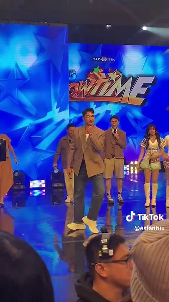 Darren Espanto's Dynamic Performance on Its Showtime