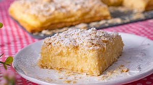 27K views · 74 reactions | Cremsnit Reteta scrisa aici: https://ideideretete.net/blog/cremsnit-cu-crema-de-vanilie/ | Idei de retete | Facebook