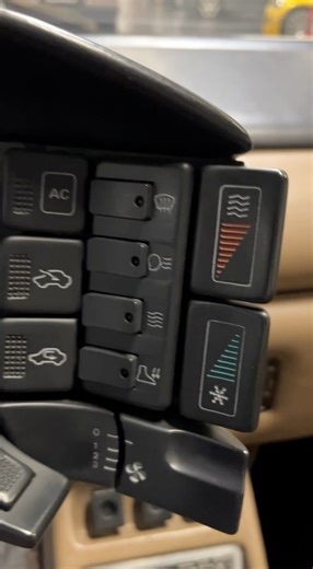 On peut penser ce que l’on veut de ce concept-car Renault 11 SC Gabbiano, mais avouez que le tableau de bord avec ses satellites de commande a de l'allure 😎 | Petites Observations Automobiles - POA