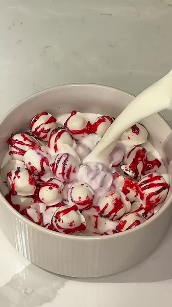 Viral Little Debbie Christmas tree cakes cereal recipe 🥣🎄 #recipe #shorts #dessert #christmas