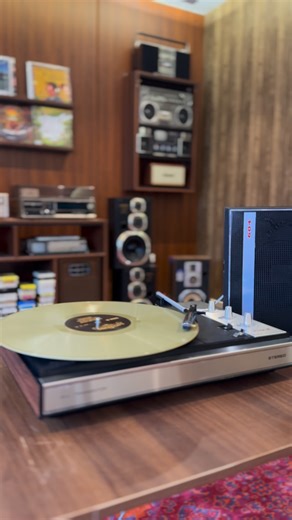 ‎صوتيات المتحف النادر🇸🇦‎ on Instagram: "🎶 Philips Vintage Portable Record Player All Transistor • Stereo Manufacturer Philips (Netherlands ) 🇳🇱 One of the most respected names in audio history, especially during the golden era of analog sound in the 1960s–1970s. Production Era Late 1960s – Early 1970s (approx.) Identified by the classic Philips logo, all-transistor circuitry, and the portable stereo design with integrated speakers. Description A classic portable vinyl record player featurin