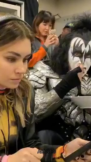 Gene Simmons hablando español
