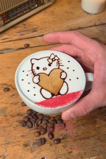 Lindo kitty latte art con corazón