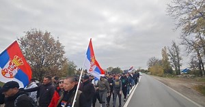 Srbi sa Kosova i Metohije koji pešače na skup protiv blokada u Novom Sadu krenuli iz Lipovice ka Beogradu