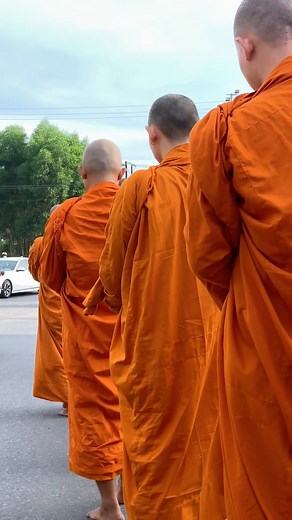 Chư Tăng cùng hội chúng Sa-di khóa XGGD 21 trì bình khất thực sáng ngày 12/08 | Chùa Huyền Không