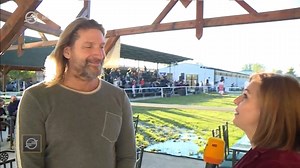 41K views · 1.4K reactions | A Nemzeti Lovas Színház együttműködésével megalakult a Felvidéki Nemzeti Lovas Színház, amely Dunatőkésen, a Czajlick Ranchon az Egy vérből valók vagyunk című előadással nyitott. Pintér Tibor és társulata hatalmas sikert aratott, a nézők állva tapsoltak a produkció után. Az ízig-vérig magyar theátrum születésén az m1 is ott járt. | Nemzeti Lovas Színház | Facebook