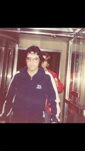 Elvis and his clothing for our memories, beautiful angel 🥹💔💙#king #fallinginlove #elvispresleymusic #thekingofrocknroll #thekingofrocknroll #rockandroll #elvispresleygraceland #elvispresleygraceland #foryoupage #foryou #butler #austinbutler #elvispresley #elvisaaronpresley #haunted #elvispresleyfans #elvisistheking #elvismovie #ep #rip #suits #suitstyle