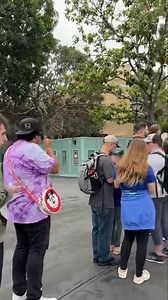 Last day of SPLASH lines!👀🌊 Today marks the FINAL day of Splash Mountain operating out in Disneyland Resort and the lines so far are LONG!😲 We are out here for the final day and head over to the blog for lots more info on this final day… | MickeyBlog.com