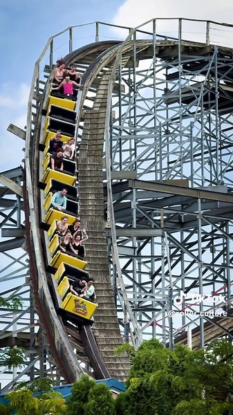 You definitely all asked for a roller coaster themed to corn, so here you go! 🌽🎢 Cornball Express @ Indiana Beach 📍 Monticello, Indiana ⚡️ . . . #indianabeach #cornball #cornballexpress #monticello #indiana #cci #ptc #rollercoaster #ride #themepark #amusementpark #thrillride #coasterenthusiast #coaster #vacation #summer #summervibes #thrillseeker