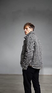 Bold black-and-white houndstooth pattern oversized zip-front jacket with a wide collar. Cozy, statement outerwear that pairs well with casual basics. Key Points Pattern: Classic houndstooth Closure: Front zip with contrast trim Silhouette: Relaxed, slightly oversized Details: Large collar, side pockets Styling: Elevates casual looks; works with tees, knitwear, or lightweight layers Outfit Ideas Casual: tee dark jeans boots Smart-casual: neutral sweater black trousers loafers Tags #Houndstooth #S