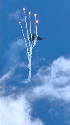 🔥 F-22 Raptor Performs an INSANE Backflip! ✈️ #F22 #Raptor #airshow
