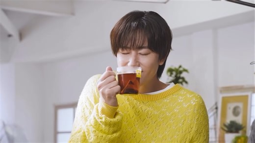 リプトン on Instagram: "＼本日より全国放送開始📺／ 阿部さん出演の新CMオンエア☕💚 撮影の様子や想いがつまった メイキング動画も公開中🎥✨ 👉公式YouTubeで公開中 https://youtu.be/2r5ns_zSMwU #リプトン #Lipton #阿部亮平 #メイキング"