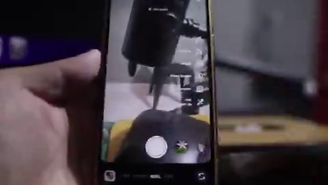 Ini terjadi hampir ke semua orang yang baru mulai buat konten video, tenang kamu nggak sendiri. 😃Cara yang paling realistis adalah jenis video one take, atau no edit sama sekali. Jadi kamu nggak perlu edit-edit. Biar smooth bisa dibantu pake prompter, kayak presenter berita di TV. Jadi tinggal baca aja apa yang di layar.Sekarang Instagram udah ad fitur itu.1. Buka app2. Tekan tombol + di pojok kiri atas halaman beranda3. Scroll down, sampai ada icon prompter di sebelah kanan. Make sure ini untu