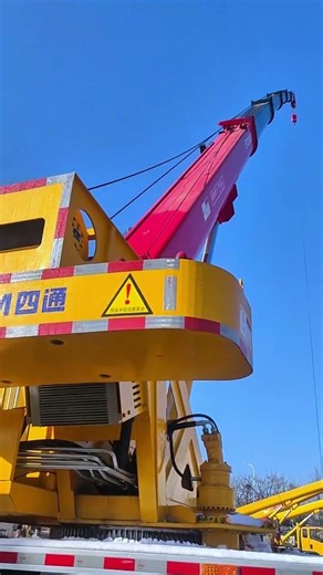 A 14-ton Dongfeng Huashen truck crane, 1 ton—this boom looks like it could even be used for fishing!