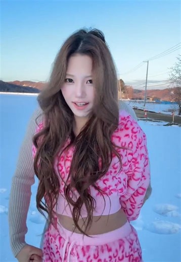 삿포로 눈 위에서 피카츄 댄스하는 한일커플