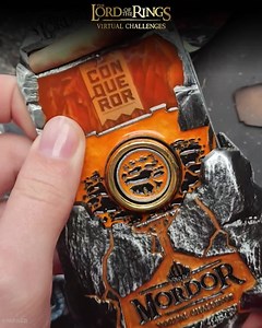 "¿Has estado buscando formas de salir más de casa? ¿Qué tal un viaje a Mordor? Camina, corre o monta en bicicleta desde The Shire hasta Mount Doom en una aventura con un solo objetivo: destruir the One Ring. La serie de desafíos virtuales THE LORD OF THE RINGS lo hará responsable de su viaje de acondicionamiento físico. Haz una promesa y la cumpliremos. Lo que hace que estos desafíos se destaquen: 🍃Cinco Medallas Premium el famoso One Ring como recompensa. 🍃Sigue tu progreso en el mapa persona