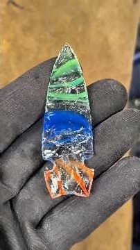 Flintknapping a glass arrowhead