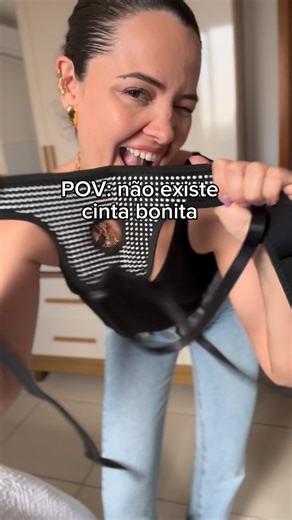 Versões on Instagram: "Achar a cinta perfeita, bonita e ajustável não é tarefa fácil….mas a busca acabou! 😌 Nossa cinta em neoprene é firme, fica na altura ideia e se ajuda direitinho ao seu corpo. ✨100% lavável ✨ Versãtil - pode ser usada no quadril, pernas e onde a sua imaginação quiser ✨ Ajustável, com fechamento em velcro que se prende nela mesma - veste em todos os copos 💜 E o melhor: compatível com todas as obras de Michelangelo que tem na versões. Garanta a sua no link da bio. Apenas:3 