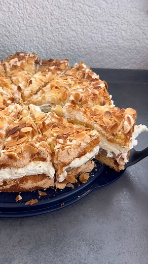 Laura on Instagram: "📌 Rezept zum speichern! . Stachelbeer - Baiser - Torte Boden 125g Margarine 4 Eigelb 125g Zucker 1 Pck. VZ 150g Mehl 2 TL Backpulver - zu einem Boden verrühren Baiserhaube 4 Eiweiß + 200g Zucker - steifschlagen + 200g gehobelte Mandeln Füllung 1 Glas Stachelbeeren + 1 Pck. Puddingpulver andicken 2 Becher Sahne steifschlagen Die Böden bei 180 Grad ca. 30 Minuten backen und auskühlen lassen. . #torten #torte #kuchen #backen #backenmachtglücklich #backenistliebe #baking #bakin