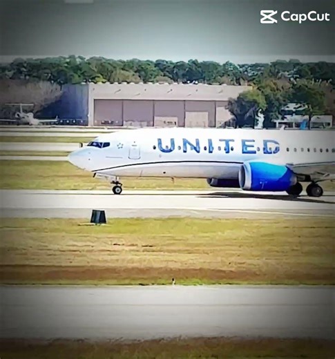 United Airlines Boeing 737 MAX 9 Taking off Edit.