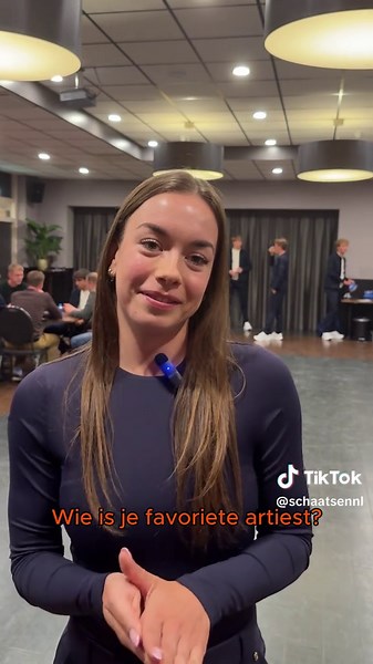 IJsbreker met Marrit Fledderus🧊 Hoe drink Marrit het liefst haar Koffie?☕ En wie is haar favoriete artiest?🎶 Terwijl het ijsklontje in zijn hand smolt, vuurden wij de vragen op haar af.🔥