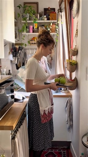 a i n s l e y d u r o s e on Instagram: "Recipe for the most comforting apple cake below!🍎Raclette machine linked in bio! As a professional pastry chef for 15 years now & helping my parents as a child on the weekends, my weekends have always been busy(mine starts at 3am😅) But even when life is busy, hectic, or the days are long, I’m always trying to find ways to make it cozy & finding pleasure in the small things, like talking with our friend from the La Fromagerie du Moulin, exploring the fle