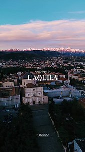 In questi giorni di festa, L’Aquila si accende con una luce particolare. Non è solo quella delle luminarie che attraversano le piazze e si infilano nei vicoli. È una luce che viene da dentro. Le strade tornano a riempirsi di passi, le voci rimbalzano tra le pietre antiche, il freddo dell’inverno convive con un calore nuovo, condiviso. È una città che ha imparato ad aspettare, a ricucire, a restare. E mentre l’anno si chiude, L’Aquila apre un tempo nuovo: Capitale Italiana della Cultura 2026, non