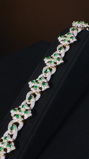 Maestros Joyeros on Instagram: "Cada diseño es pensado para ser distinguido al realizarlo y portarlo, ¿Qué tipo de gemas preciosas crees que tiene este pulso? . . . #gold #joyeria #luxury"