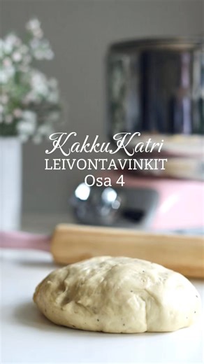 Tiesitkö sinä että voit lisätä kaikki pullataikinan ainekset samaan aikaan kulhoon? Pullataikinaa vaivataan pitkään joten ainekset sekoittuvat kyllä, eikä esim. jauhoja tarvitse lisätä pikkuhiljaa tai rasvaa myöhemmin. #leivontavinkit #pullataikina #kakkukatri | KakkuKatri