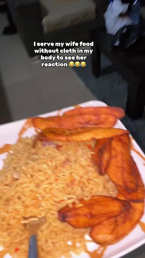 serve my wife food without cloth in my body to see her reaction 😂😂😂