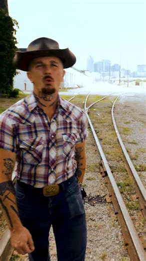 🦂 When I’m stabbed in the back and I’m gunnin’ ’ for that stack 💨 🎥 @onetrickponymedia | Benjamin Tod