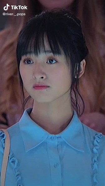 and everybody's watching her, but she's looking at YOU!!🤍#netflix #jardindemeteoros #meteorgarden #daomingsi #shancai #f4 #fyp #parati #foryou