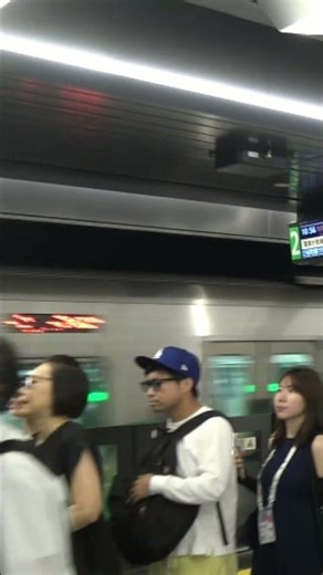 朝の大阪関西万博最寄り駅「夢洲駅」に到着した乗客たちで混雑するホーム