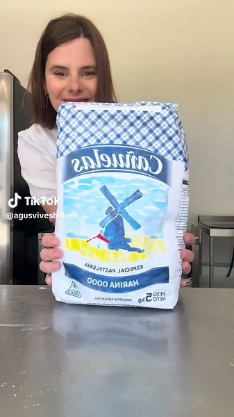 Nueva receta pan dulce. Todos los años hacemos pruebas para llegar a distintos resultados y poder mejorar. Les dejo la de este año que me encantó! Esta receta es para producciones masivas. Salen 4 pan dulces de aprox 1 kilo cada uno. Si querés hacer menos, podés divirla por dos y hacer 2 de kilo y o 4 de 500g 🧑‍🍳 Vas a necesitar: 👉🏻Para la esponja: (masa con levadura activada) 🤍 Agua 400 g Levadura 50 g Harina 0000 500g @molino.canuelas.profesional 👉🏻 Para el amasijo (masa sin levadura) H