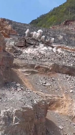 Carbon dioxide gas blasting equipment: Rock mining by physical reaction cracking，Welcome to consult and exchange. Any interesting, pls feel free to contact us as below: Mr.Frederick WhatsApp: 86 15110338278 Email: Frederick@dlminingequipment.com Website learn more details: www.dinglimachinery.com #mining #rockbreaking #miningblasting #CO2breakingSystem #DINGLIMACHINERY | Frederick Xue