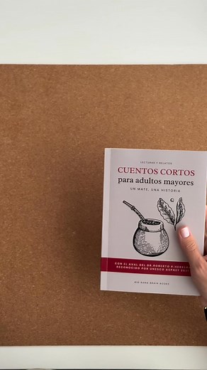 50 cuentos para volver a lo esencial. . Escenas de la vida real: una mesa servida, un aroma conocido, una charla que nunca se olvida. Diseño accesible, letra grande. Ideal para leer, compartir y acompañar. Recomendado por médicos y profesionales del cuidado. Precio lanzamiento: $36.000 o 3 cuotas sin interés de $12.000. Envíos a todo el país. Un libro lleno de memoria, emoción y familia. Nos encontrás en www.brainbooks.com.ar | Brain Books | Facebook