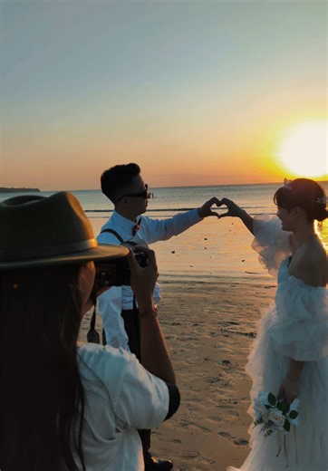 バリ島フォトウェディング✨サンセットフォトのお客様です。カメラマンは日本語対応のディアとメガ、日本人スタイリストはチハルです。この日の夕日は最高にきれいでした😍 #バリ島フォトウェディング #海外前撮り #バリ島旅行 #バリ島観光