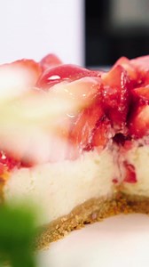 Dieser Käsekuchen mit Erdbeeren darf im Frühling nicht fehlen! 😍🍓 Das ganze Video findest du jetzt auf unserem YouTube-Kanal! https://www.youtube.com/@einfachbacken #einfachbacken #käsekuchen #cheesecake #erdbeeren #frühling #keksboden | einfach backen