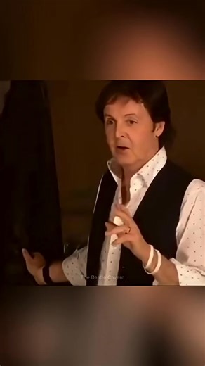 Paul McCartney stands at Abbey Road Studios holding the original Elvis Presley bass—once played by Bill Black, the man who helped define early rock ’n’ roll. With reverence and a touch of nostalgia, Paul imagines Bill and Elvis standing there beside him. And then, with nothing but that old bass in hand, he launches into a spontaneous version of “Heartbreak Hotel.” It’s a tribute across time—one legend channeling another, with nothing but groove and memory. Paul McCartney | The Elvis Bass and Hea