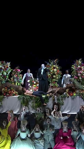 SAUL - Probably The Best Opera Handel Never Wrote 🎻💐 PREMIERE: March 20th at 7:00 PM at the Opera, Main Stage ✨ Barrie Kosky's award-winning production of Handel's oratorium Saul is an operatic experience in a class of its own, with sumptuous period costumes, picturesque tableaux and magnificent music. 🎻 Saul is the best opera Handel never wrote - an intense, dramatic, magnificent musical tour de force that combines the best of two worlds - the opera and the oratorium. 🎼 For tickets and info