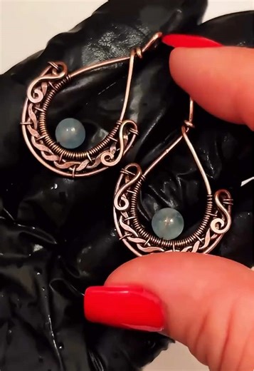 🔥This is an exclusive tutorial for you to explore 🤩 Something new for you guys; try it and let me know what you think of the techniques in comment section. Can’t wait to see the best result 🤭 Link in bio —> Blog #wirewrapping #wirewrappingtutorial #wirewraptutorial #wirearttutorials #wirejewelry