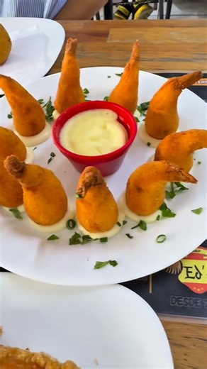 ED'S BAR | Bar em Sorocaba on Instagram: "Zuza, nossa cliente gringa provando os petiscos do Ed’s bar, fiquem atentos para parte 2, continua…. 🥰❤️"