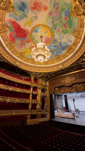 Popcorn Paris | Food & Travel Guide on Instagram: "Une exposition absolument mythique: Le Palais Garnier fête ses 150 ans 🌟❣️ ✨ Dorures vertigineuses, ballerines éternelles, divas légendaires et fantômes bien réels… Pour ses 150 ans, le Palais Garnier se raconte comme jamais dans une exposition fascinante, entre faste impérial et mystères noirs. Un monument, mille légendes, une immersion totale 🖤 🎭Pourquoi il faut absolument y aller : ▫️ Une centaine de pièces rares : costumes somptueux, manu
