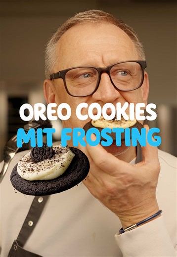 🍪 Oreo Cookies 😍 8-9 Stk Zutaten: 155 g Butter, weich 150 g Zucker 1 Bio Ei 9 Oreo-Kekse, fein gemahlen 140 g Mehl 30 g schwarzes Kakaopulver (Black Cocoa) 1 TL Backpulver Salz, Vanille Frosting: 60 g Frischkäse, weich 60 g Butter, weich 150 g Puderzucker Vanille, Salz 1 Oreo-Kekse, zerkrümelt, zum garnieren 9 Mini Oreos für Deko Zubereitung: Ofen auf 175 °C vorheizen. Ein Backblech mit Backpapier auslegen. Butter und Zucker mit einem Handmixer cremig rühren. Salz, Vanille und Ei hinzufügen un