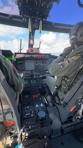 10K views · 49K reactions | Über die Schulter geblickt. Ein seltener Moment im Cockpit des Sea Lynx, direkt bei den Marinefliegern. Präzision, Ruhe und volle Konzentration – so sieht der Arbeitsplatz aus, wenn jeder Handgriff sitzen muss. Welches Cockpit würdest du dir einmal aus nächster Nähe ansehen wollen? #marineflieger | helispotter.mv | Facebook