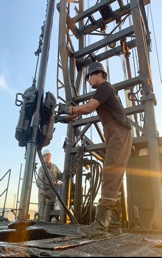 2.6M views · 26K reactions | Well Service Rig Job #oilfield #rig #service | RIG WORK LIFE | Facebook