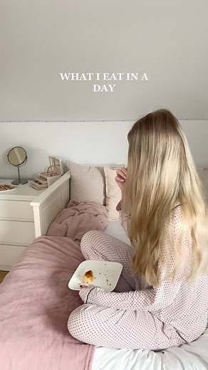 don't take me as an example. l I just wanted to show that just because I am an influencer, I don't have the typical healthy life🤍 #whatieatinaday #food #fyp #aesthetic #mukbang #unhealthyfood #whatiate #vlog #afterschool #aesthetic #fyp #schoollife #schoolday #afterschoolroutine #cominghome #getcozy #schoolnight #nightroutine #schoolnightroutine #showerroutine #productivity #inspiration #schoolmotivation