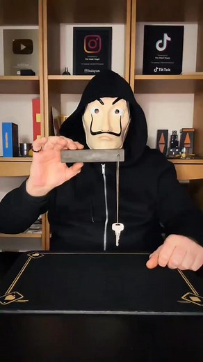 ONE OF THE BEST MAGIC TRICKS REVEALED 🪄 #tricks #reels #usa #magician #trend #illusion #trending #magic #foryoupage #foryou #perte #viralvideo #tutorial | The Mask Magic Tricks