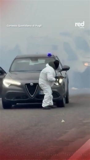 #QueOpinas? ASALTO DE PELÍCULA CON EXPL0SIVOS Y TIR0TEOS EN ITALIA. Lo ocurrido en el sur de Italia parece el guion de una película de acción, pero el t3rror fue real para decenas de conductores. Un comando armado, utilizando carros falsos de policía, interceptó dos blindados en la vía Lecce-Brindisi. Tras bloquear la autopista incendiando vehículos, los criminales vestidos de negro abrieron fuego con metrall3tas y volaron las puertas de los furgones con explos1vos. En medio de columnas de humo 