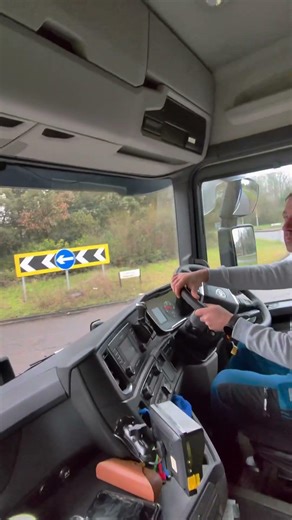 Instructor reveals the hidden roundabout technique pros use #truckerlife